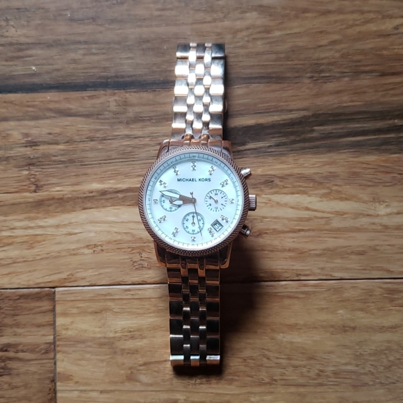 Michael Kors Rose Gold Watch - Picture 2 of 3